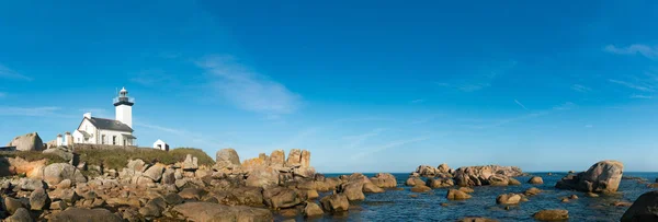 Vue panoramique sur le phare de Pontusval sur la côte nord de — Photo