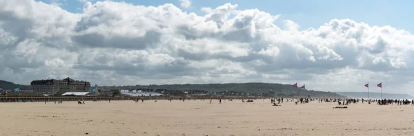 Panorama rozległej piaszczystej plaży w Deauville w Normandii — Zdjęcie stockowe