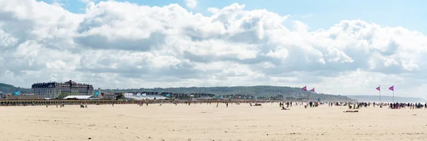 Panorama rozległej piaszczystej plaży w Deauville w Normandii — Zdjęcie stockowe