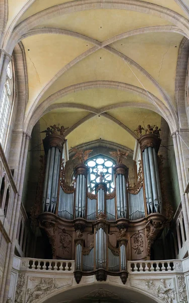 Innenansicht der Kathedrale von Dijon mit der Orgel — Stockfoto