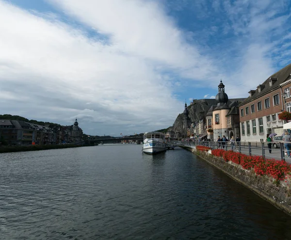 Turisti godendo di una passeggiata serale lungo il fiume Mosa nel h — Foto Stock