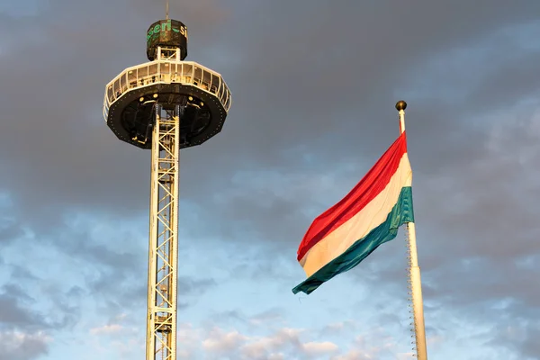 Luksemburg Luksemburg Sierpnia 2019 Widok Wieżę Wieżowca Luksemburgu Flagą Luksemburga — Zdjęcie stockowe