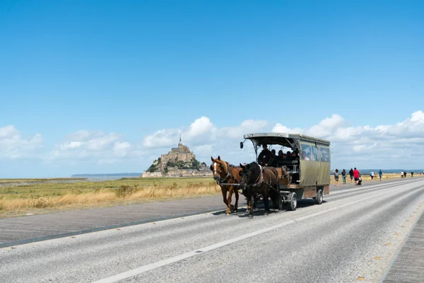 Trasporto di cavalli e carrozze per il famoso Mont Sain — Foto Stock