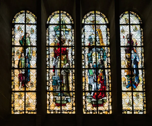 Interior view of the Saint-Malo cathedral showing a stained glas — Stock Photo, Image