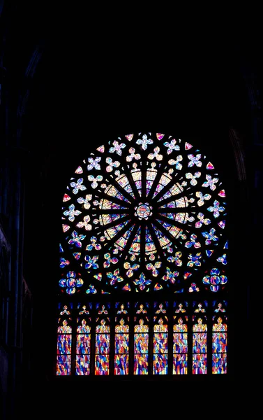 Vista interior de la catedral de Saint-Malo que muestra el windo rosa — Foto de Stock