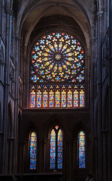 Vista interior de la catedral de Saint-Malo que muestra el windo rosa —  Fotos de Stock