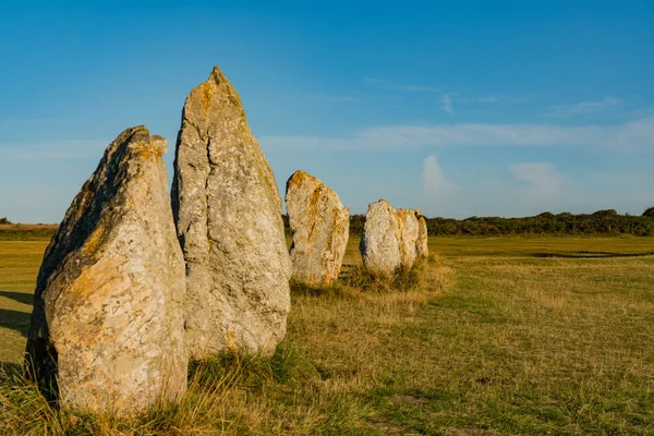 Las alineaciones de piedra de pie de Lagatjar en Bretaña en suave mo — Foto de Stock