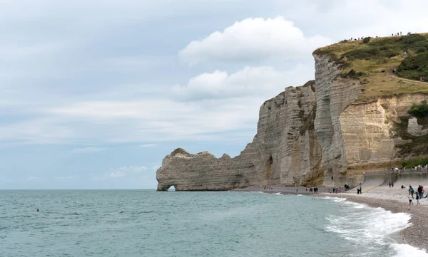 Muitos turistas desfrutar de um dia nas praias rochosas e falésias do — Fotografia de Stock