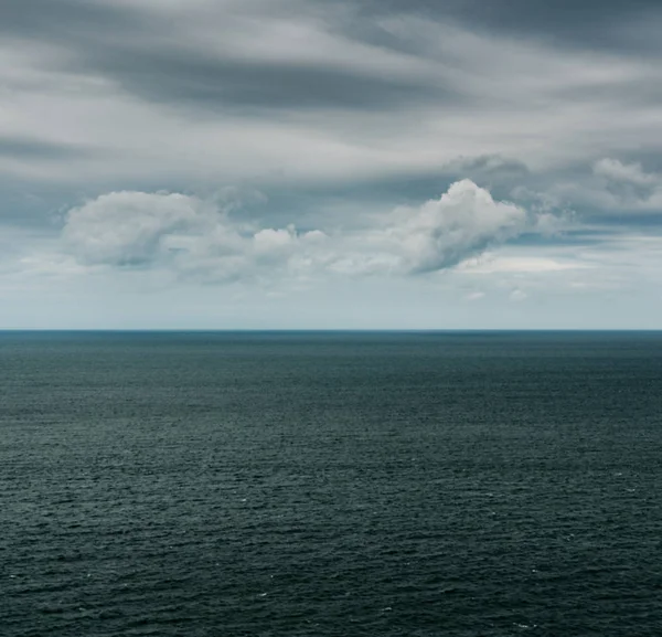 Oceano e cielo paesaggio con nuvole espressive — Foto Stock