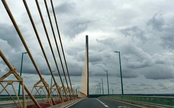 Современный подвесной мост через реку Сена в Нормандии в — стоковое фото