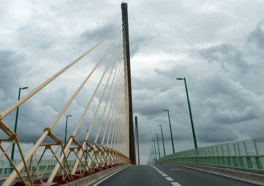 modern süspansiyon kablo-kuzey Fransa'da Normandiya Nehri Seine üzerinde 