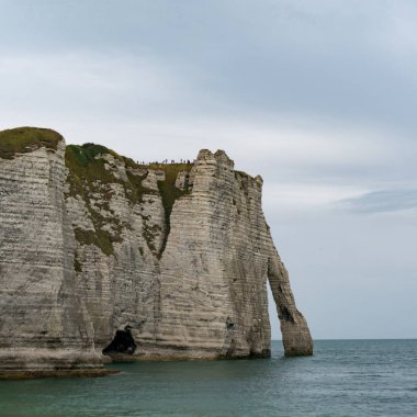  Turistler, Etretat köyünün yukarısındaki Falaise de Etretat kayalıkları boyunca Normandiya sahillerinde yürüyüş yapmayı severler.