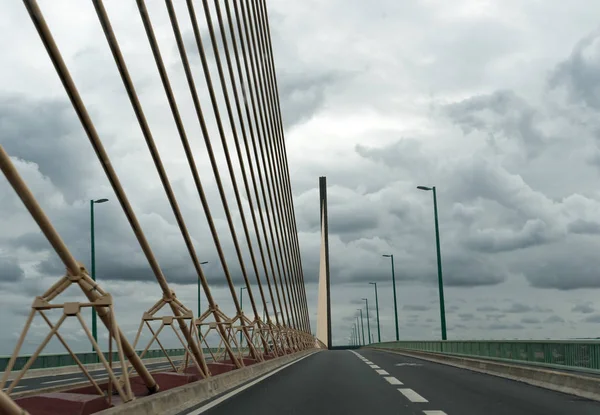 Современный подвесный кабельный мост "Пон-де-Бротонн" через реку Сена в Нормандии на севере Франции — стоковое фото