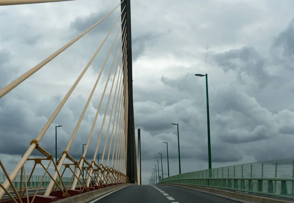 Современный подвесный кабельный мост "Пон-де-Бротонн" через реку Сена в Нормандии на севере Франции — стоковое фото