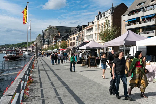 People enjoying and visiting the riverside market and stalls on the Maas River in Dinant — Stock Photo, Image
