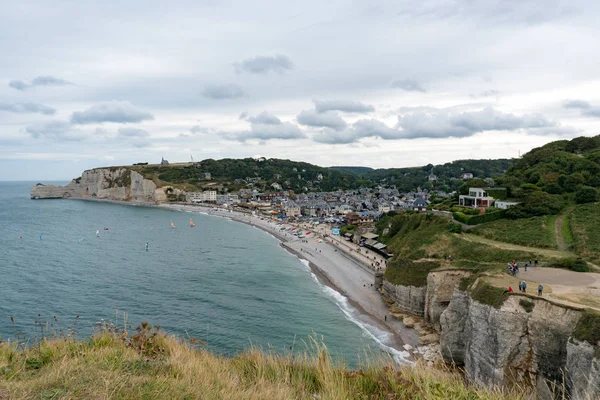 Iew de la playa rocosa y la ciudad balnearia de Etretat en Normandía —  Fotos de Stock