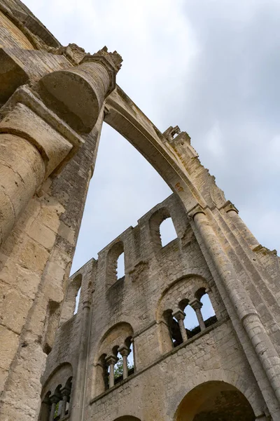 Detalle vista de las ruinas de la antigua abadía y monasterio benedictino en Jumieges en Normandía en Francia — Foto de Stock