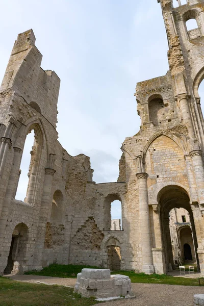Detalle vista de las ruinas de la antigua abadía y monasterio benedictino en Jumieges en Normandía en Francia — Foto de Stock