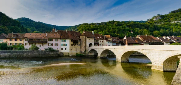 Doubs Nehri üzerindeki tarihi ve resimli İsviçre köyü Saint-Ursanne 'ın panoraması — Stok fotoğraf