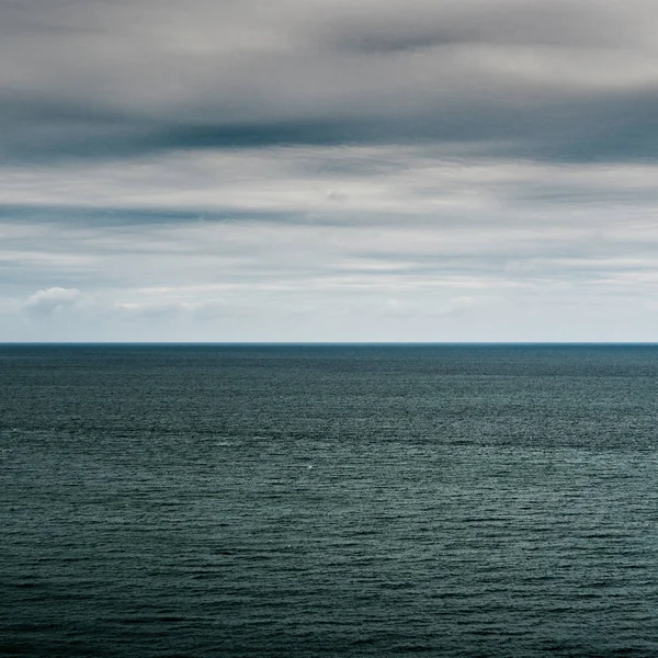 Krajobraz oceanu i nieba z ekspresyjnych chmur — Zdjęcie stockowe