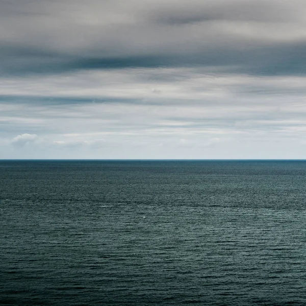 Hav och himmel landskap med uttrycksfulla moln — Stockfoto