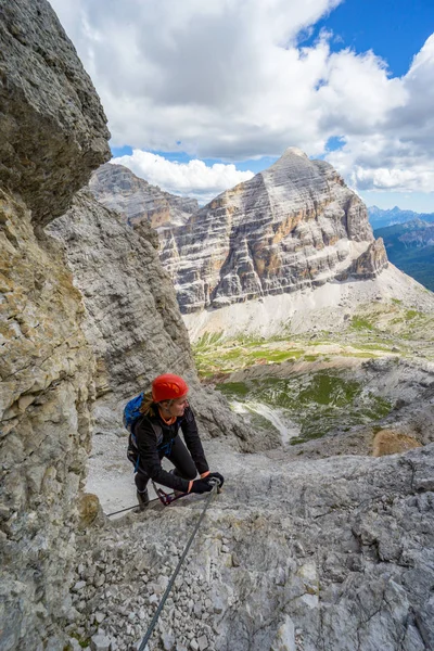Atractiva escaladora femenina en una empinada Via Ferrata en los Dolomitas italianos — Foto de Stock