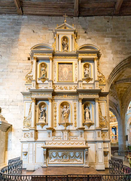 Скульптурні релігійні скульптури в наві базиліки Сен-Саувер у Дінані (Бретань). — стокове фото