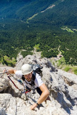 İtalyan Dolomitleri 'ndeki çekici erkek dağcı.