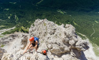 Dol maruz Via Ferrata iki kadın dağcı