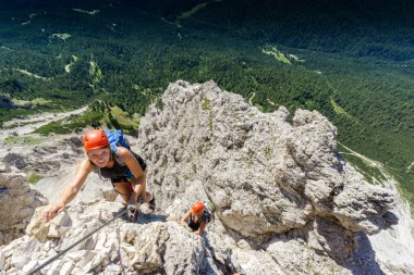 Dol maruz Via Ferrata iki kadın dağcı