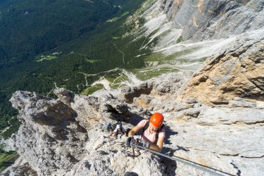 Dolom Via Ferrata 'da birkaç dağcı ortaya çıktı.