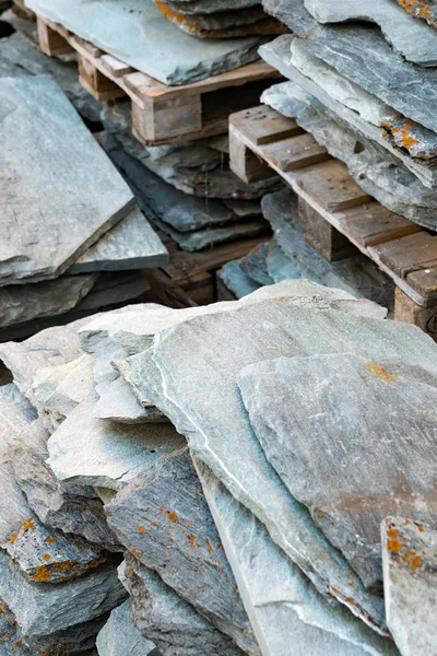 Detalhe vista de granito de pedra e telhas de ardósia pronto para colocar em um telhado da casa — Fotografia de Stock