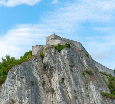Din 'in üstündeki kayalıklardaki tarihi kale ve kalenin manzarası