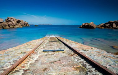 Sakin bir mavi oka giden kurtarma gemileri için eski bir kayık rampası.