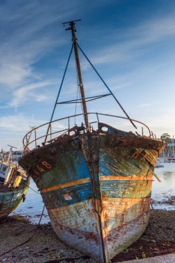 Camaret-Sur-Mer 'deki gemi mezarlığındaki eski balıkçı teknesinin dikey görüntüsü