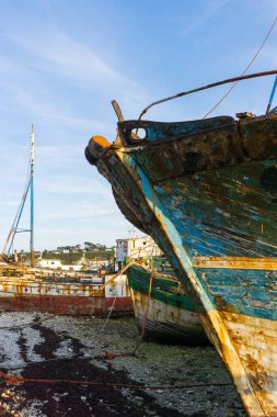 Camaret-Sur-Mer 'deki gemi mezarlığındaki eski balıkçı teknesinin dikey görüntüsü