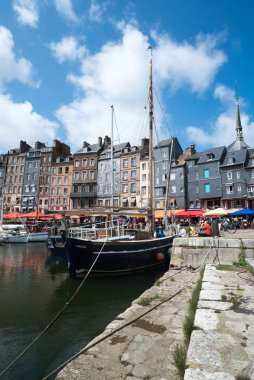 Fransa 'nın Honfleur kentindeki Vieux Bassin limanı ve limanının manzarası