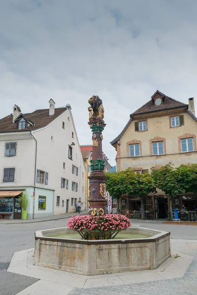 Vista de la histórica "Fontaine du Lion" o Fuente del León en la ciudad suiza de Delemont —  Fotos de Stock