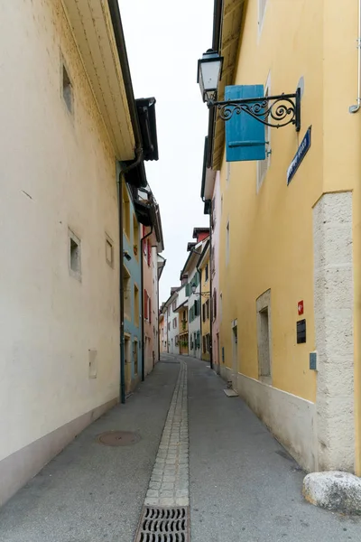 スイス北西部の歴史的な旧市街デレモンの狭い空の通り — ストック写真