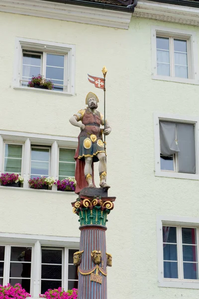 View of the historic "Fountaine de Saint-Maurice" or Saint-Maurice fountain in the Swiss city of Delemont — Stock Photo, Image