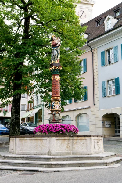 Vista de la histórica "Fontaine de la Vierge" o Fuente de la Virgen en la ciudad suiza de Delemont —  Fotos de Stock