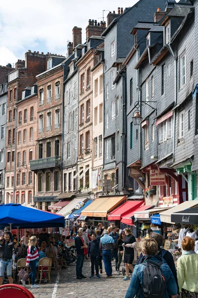 Mycket trångt gammalt hamn- och restaurangdistrikt i den historiska staden Honfleur i Normandie på en vacker sommardag under turistsäsongen — Stockfoto