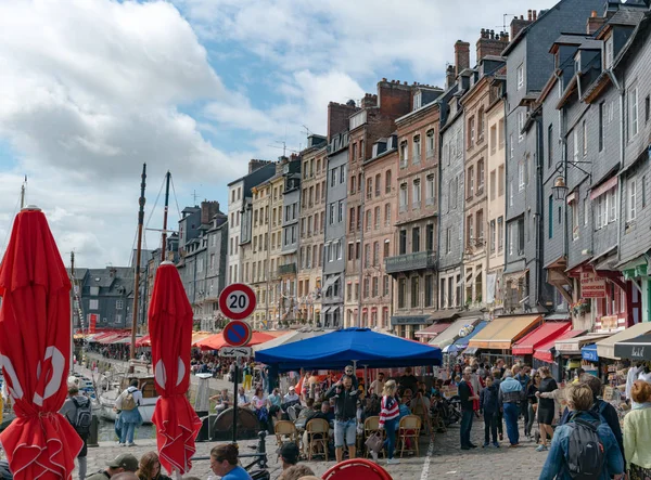 Mycket trångt gammalt hamn- och restaurangdistrikt i den historiska staden Honfleur i Normandie på en vacker sommardag under turistsäsongen — Stockfoto