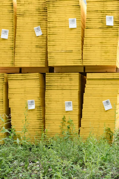 Viele hohe Stapel gelber Schalplatten oder Buchten, die in der Bauindustrie beim Bauen mit Beton verwendet werden — Stockfoto