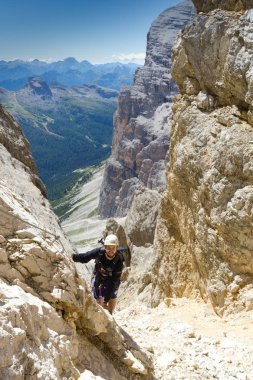 Cortina d 'Ampezzo' nun yukarısındaki dik bir Via Ferrata 'daki biracı.