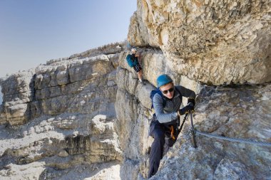 Dolomites maruz Via Ferrata iki dağcı
