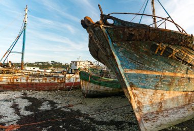Camaret-Sur-Mer 'deki gemi mezarlığında eski balıkçı teknesi enkazı.