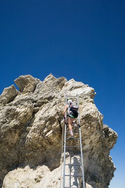 ドロミテの若い魅力的なブロンドの女性登山家 — ストック写真