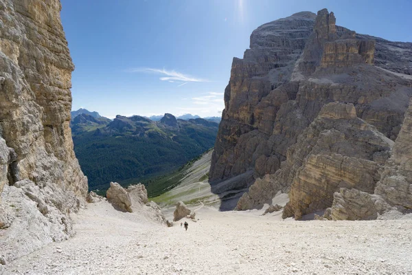 Mountain climbers on a steep scree and rock descent in the Dolomites in Alta Badia in the northern Italian Alps — Stock Photo, Image