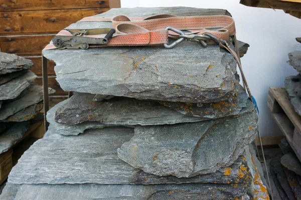 Detalhe vista de granito de pedra e telhas de ardósia pronto para colocar em um telhado da casa — Fotografia de Stock